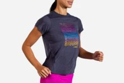 Brooks Women's Distance Graphic Short Sleeve (221469) -BROOKS Store 221469 459 MV Distance Graphic Short Sleeve