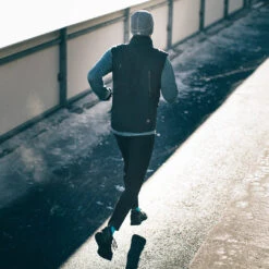 CEP Men's Winter Run Vest - Black (W0165R) -BROOKS Store W0165R LIFESTYLEIMAGE3 1800x1800 7a55ba33 5cc9 4ac7 92d0 2afba0703d78